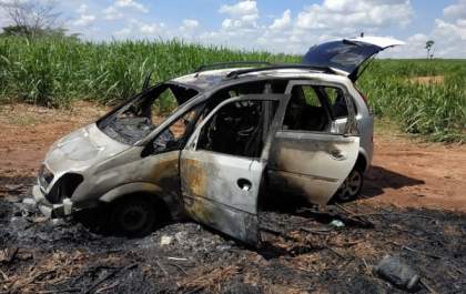 TUPI PAULISTA:Polícia encontra carro incendiado em canavial sem ninguém: caso será investigado