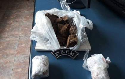 Dupla é flagrada arremessando drogas para dentro de presídio