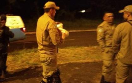 Transtornada, mulher abandona bebê em canteiro de avenida no Rita Vieira
