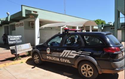 Enteada agride idoso de 66 anos usando uma pedra
