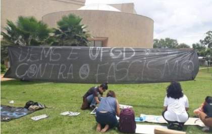 Estudantes protestam contra juiz que proibiu ato sobre fascismo