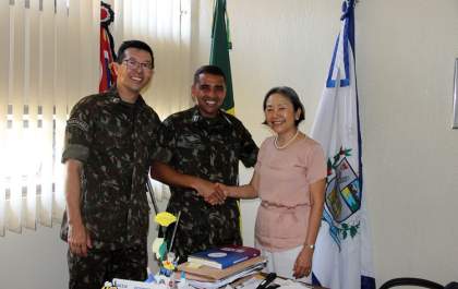 Tamiko recebe visita do próximo instrutor do Tiro de Guerra