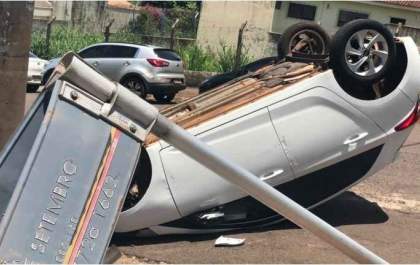 VÍDEO: Motorista invade preferencial e HB20 capota na Sete de Setembro