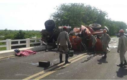 Motorista morre ao perder controle e ser lançado de caminhão em rodovia
