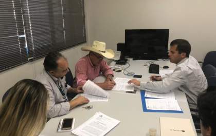 Prefeito vai à Caixa Econômica Federal e assina convênios para mais obras em Três Lagoas
