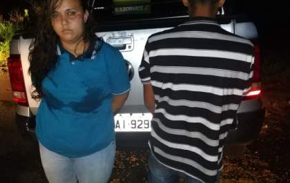 Jovem é presa e menor apreendido após roubar caminhonete e sequestrar motorista