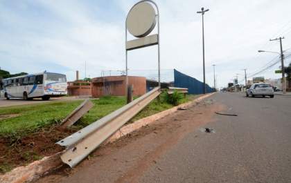 Motorista morre após perder o controle da direção e bater em guard rail na Capital