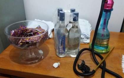 Polícia flagra festa para adolescentes com drogas, álcool e preservativos