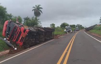 Acidente com três carretas deixa dois feridos na BR-163 e pista interditada