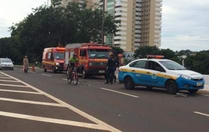 Polícia e bombeiros impedem que mulher se jogue de viaduto na Capital