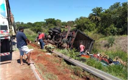 Carreta tomba na BR-262 e motorista sai ileso do acidente