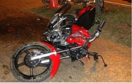 Motociclista bate em meio fio, é arremessada contra coqueiro e morre em avenida