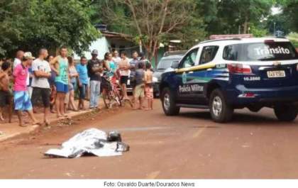 Motociclista sem CNH pede moto emprestada de amigo e morre após bater em meio-fio