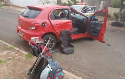Carro com três crianças capota duas vezes em cruzamento sem sinalização