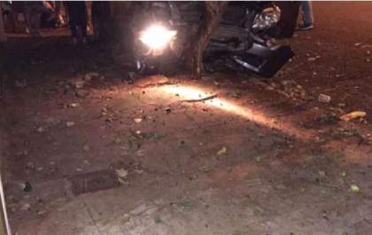 Carros se chocam em árvore, muro e deixa três feridos em cruzamento complicado
