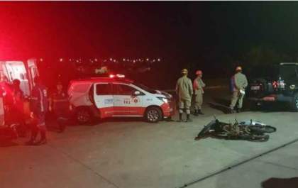 Motorista invade a calçada e atropela motociclista em posto de gasolina na Capital