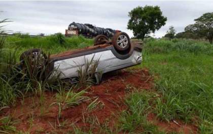 Motorista é levado ao hospital após perder o controle e capotar Strada na BR-267