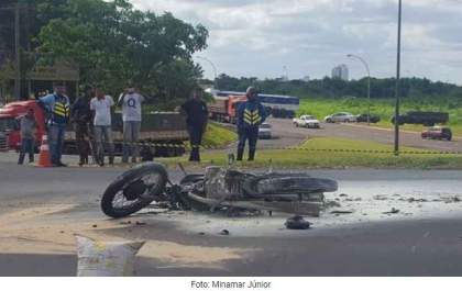 Motociclista que morreu carbonizado teria invadido pista e atingido caminhão bitrem