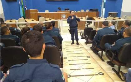 Comandante do 2° BPM realiza formatura geral com a tropa no Plenário da Câmara