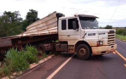 Carreta com carga de açúcar sai da pista e tomba às margens da MS-276