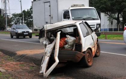 Carros ficam destruídos após acidente na BR-163 na Capital