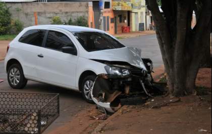Motorista é encontrado inconsciente após bater carro em árvore