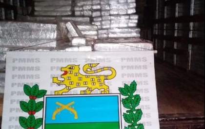 Motorista é preso com 1 tonelada de maconha em fundo falso de caminhão
