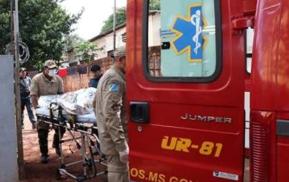 Durante briga, homem martela, chuta e esfaqueia companheira em residência