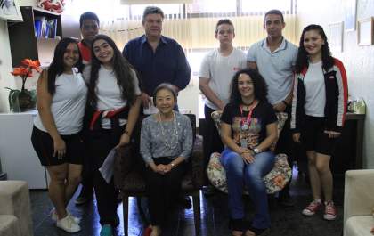 Tamiko recebe alunos do Sesi que aprendem participação política na prática