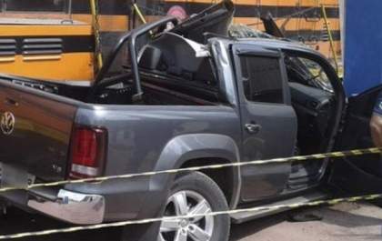 Veículo fica destruído ao ser atingido por vagões de trem
