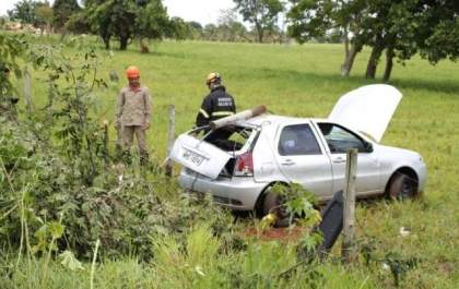 Condutor perde controle, derruba árvore e só para ao arrombar cerca