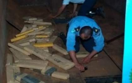 Caminhoneiro é flagrado com quase 1 tonelada de maconha na MS-276