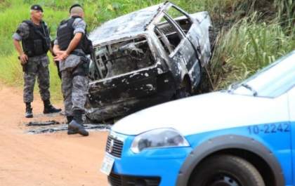 Corpo carbonizado é encontrado dentro de carro destruído pelo fogo