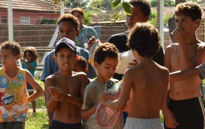 Prefeitura Municipal de TL entrega brinquedos arrecadados em Campanha