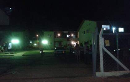 Moradores do Residencial Novo Oeste protestam por melhores condições na estrutura do local