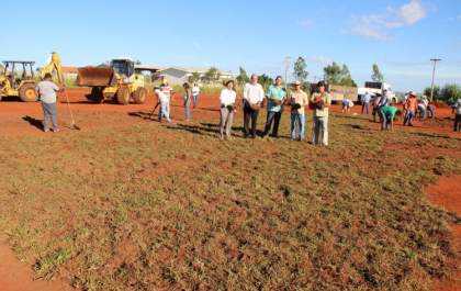 Mobilização garante plantio de grama para construir campo de futebol no Timboré