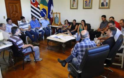Moradores acompanham assinatura com empresa de asfalto
