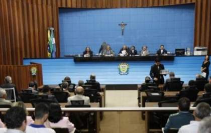 Deputados pretendem conciliar campanha com trabalho parlamentar