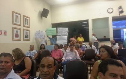 Moradores cobram liberação do Centro Comunitário de Arapuá