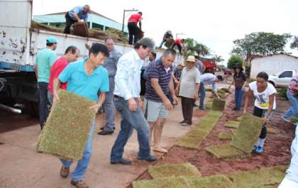 Prefeitura revitaliza canteiros e praça no Santa Cecília e Barbarotto