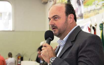 Câmara realiza entrega de título de cidadão a Ricardo Madalena