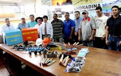 Governo de Andradina faz entrega de kits com ferramentas a funcionários públicos