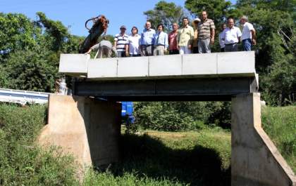 Governo de Andradina acompanha instalação da ponte da Gleba 8 na Primavera