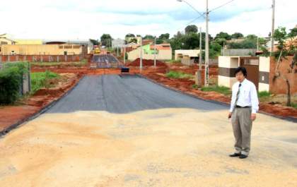Governo de Andradina pavimenta rua na Vila Messias