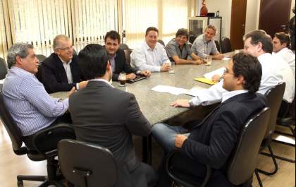 Governador garante incentivos fiscais para fábrica de MDF em Água Clara