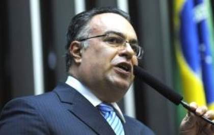 Deputado André Vargas deve renunciar ao mandato nesta terça-feira
