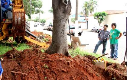Governo de Andradina inicia obra de iluminação na praça do JBC