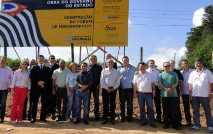 Autoridades acompanham obras do novo Fórum