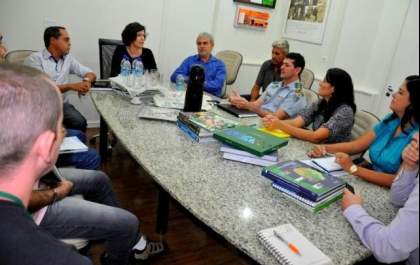 Jorginho do Gás e moradores do Jardim dos Ipês discutem segurança com prefeita e PM