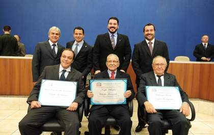 Vereadores entregam títulos de cidadão três-lagoense e benemérito